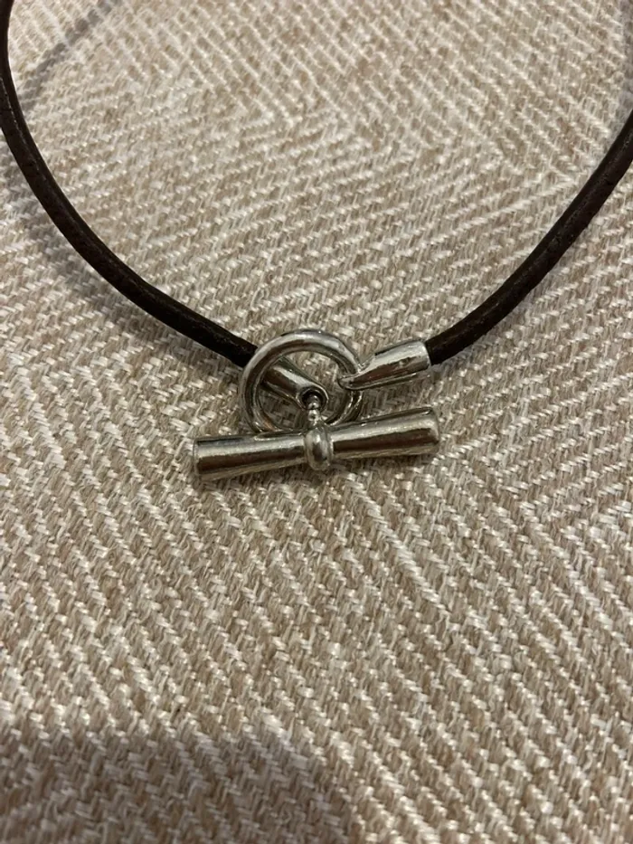 Collier en cuir avec fermoir toggle argenté - photo numéro 2