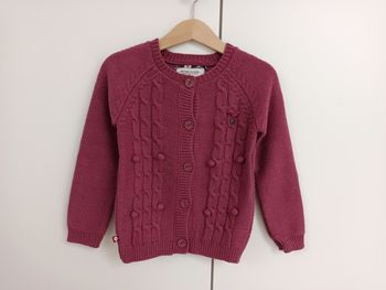 Gilet fille Sergent Major 5 ans – bordeaux à torsades et petits pompons 🍇