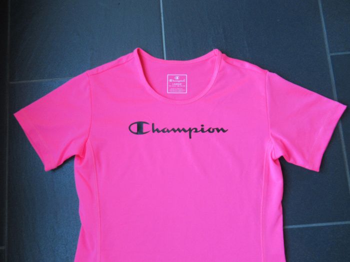 Tee-shirt fille Champion 12 ans + don d'un pull - photo numéro 2