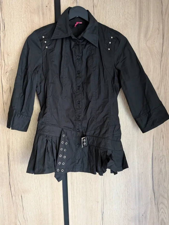 Chemise noire Taille 42 (taille petit, convient plutôt à un 40)
