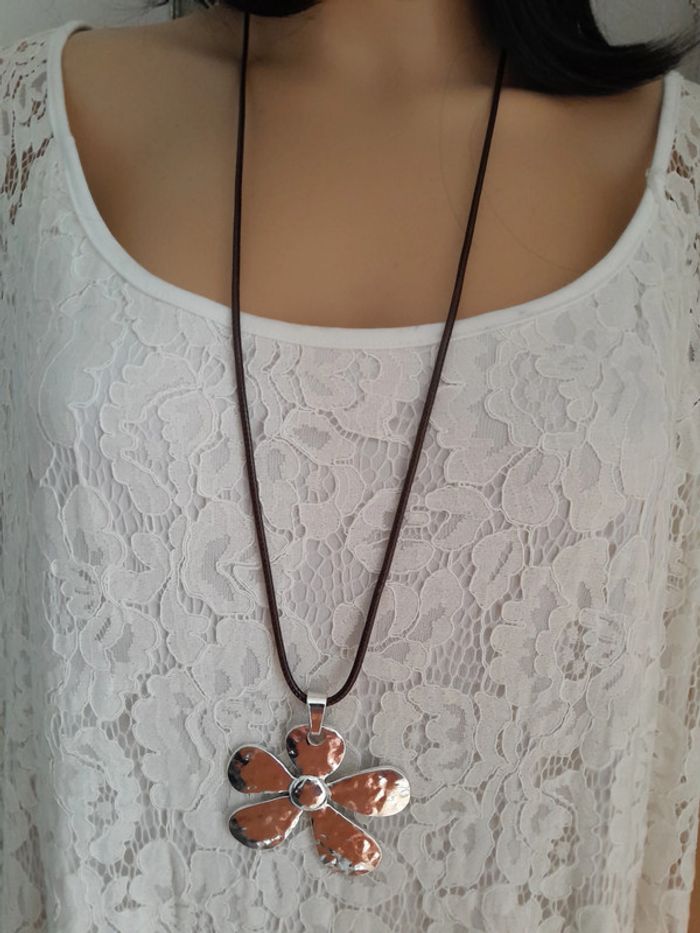 Long collier/cordon avec fleur, argenté, style Bohème