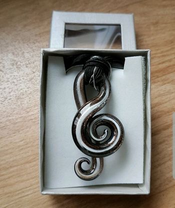 Collier avec pendentif en verre