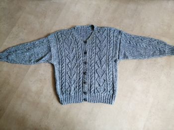 gilet en coton bleu chiné tricoté main Phildar