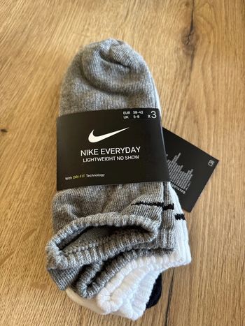 3 paires de chaussettes Nike 38-42 neuves avec étiquette