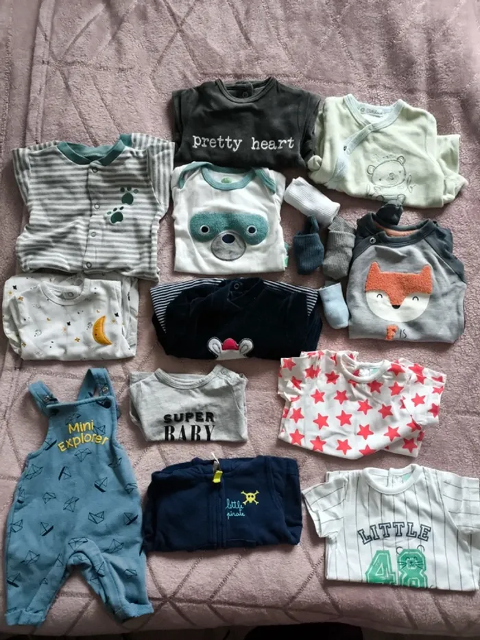 Lot de 12 vêtements + 4 paires de chaussettes 1 mois