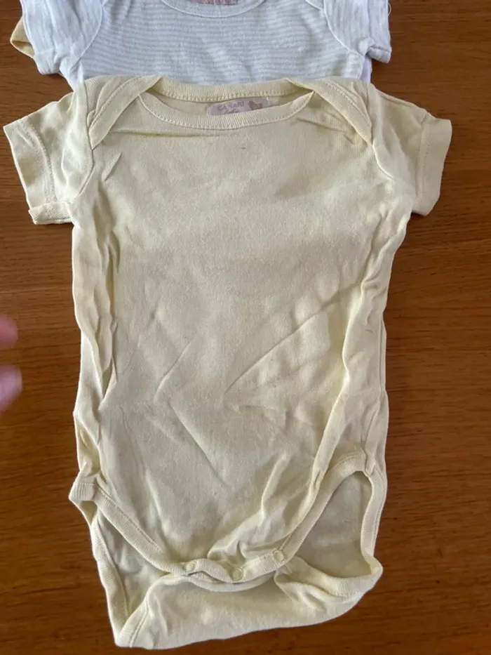 Lot 5 body manches courtes 6 mois - photo numéro 3