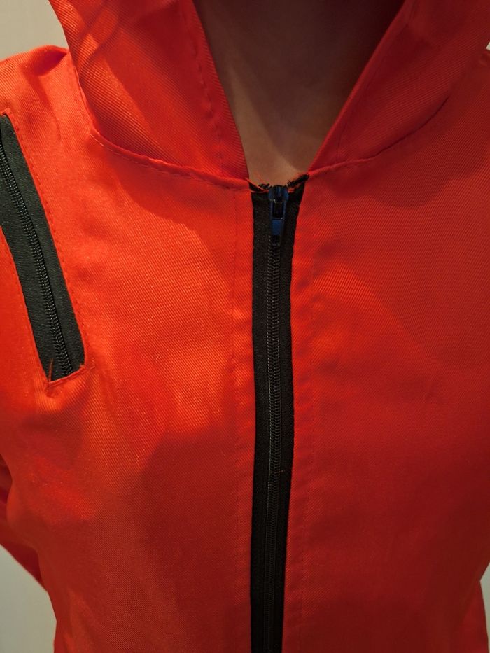Déguisement La Casa de Papel, la combinaison 140cm, tee-shirts taille XS, masque taille unique, excellent état - photo numéro 2