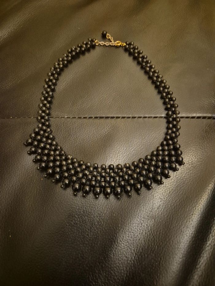 collier ras de cou de perles noires