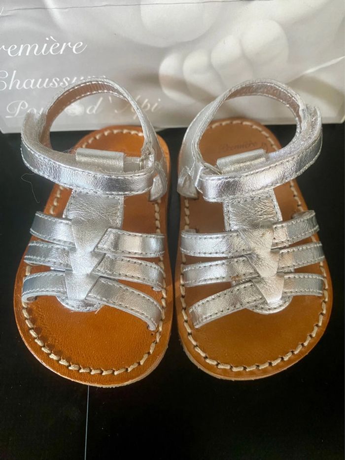 Magnifique paire de chaussure pour bébé été neuve taille 17