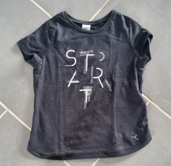 T-shirt fille  en parfait état 7 8 ans