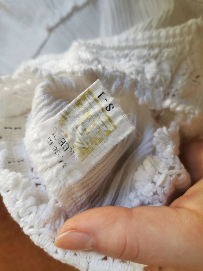 Robe blanche brodée de fleurs rouges - photo numéro 4