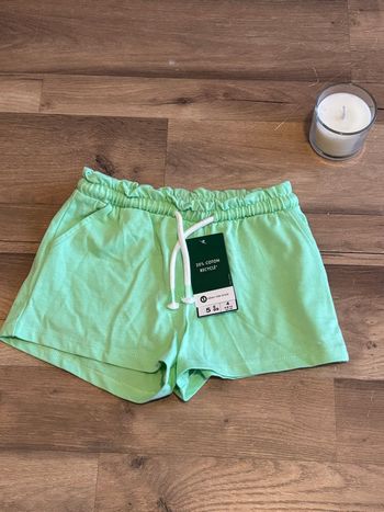 Je vend un short fille taille 4 ans neuf