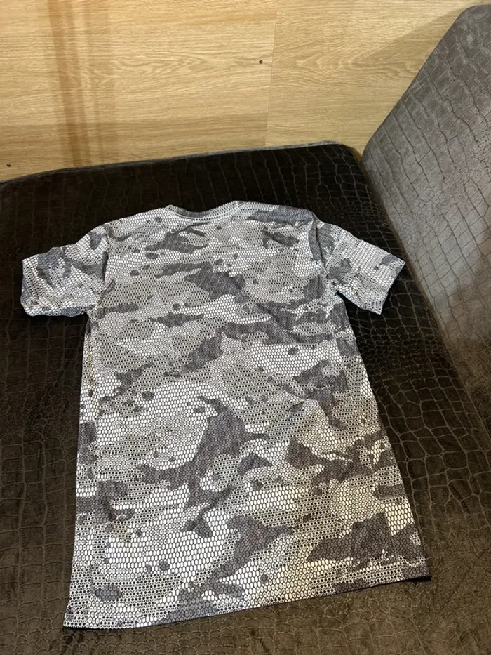 T shirt Nike TEE S excellent état presque pas porté - photo numéro 4