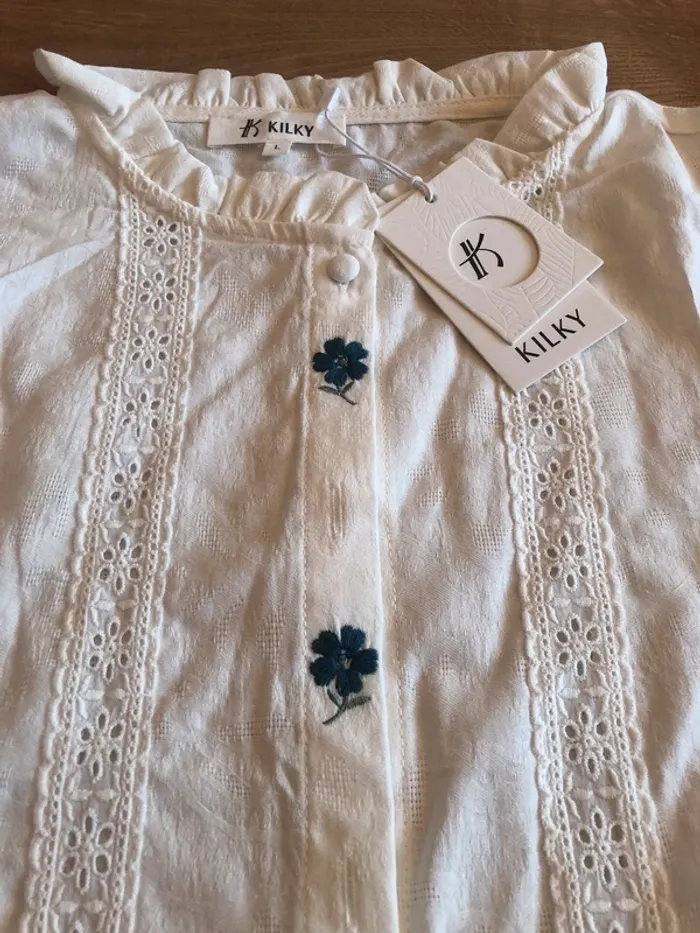 Chemise Blanche fleurs bleues broderie - photo numéro 2