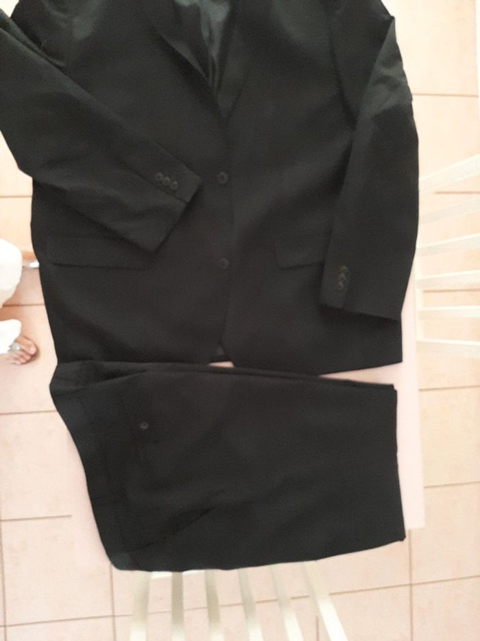 Costume noir porté  1 fois taille 60