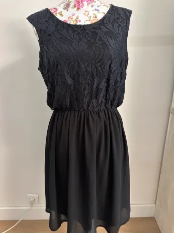 Robe noir avec dentelle et décolleté dans le dos