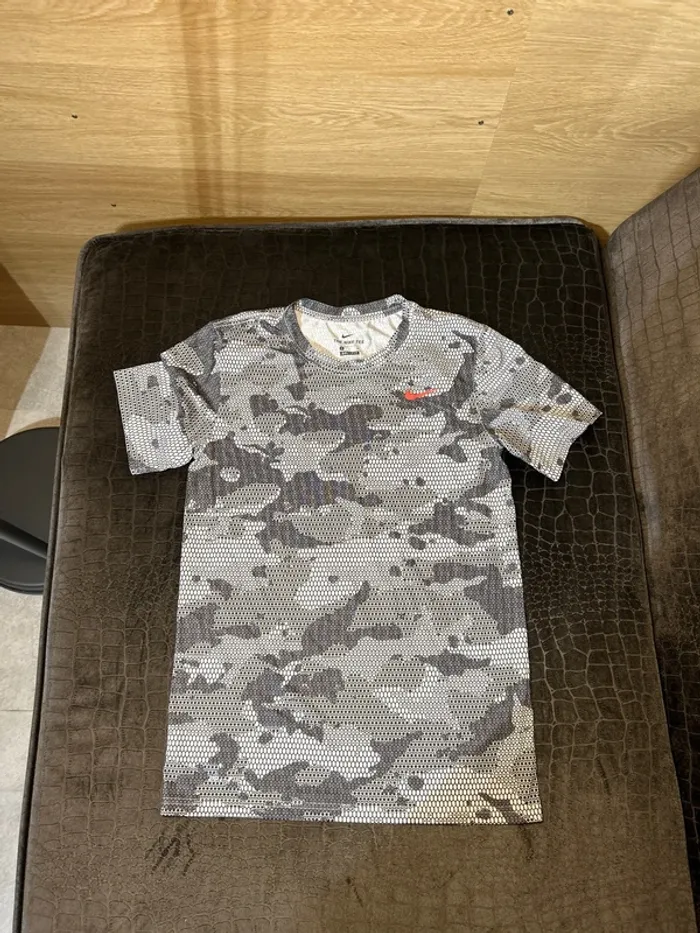 T shirt Nike TEE S excellent état presque pas porté