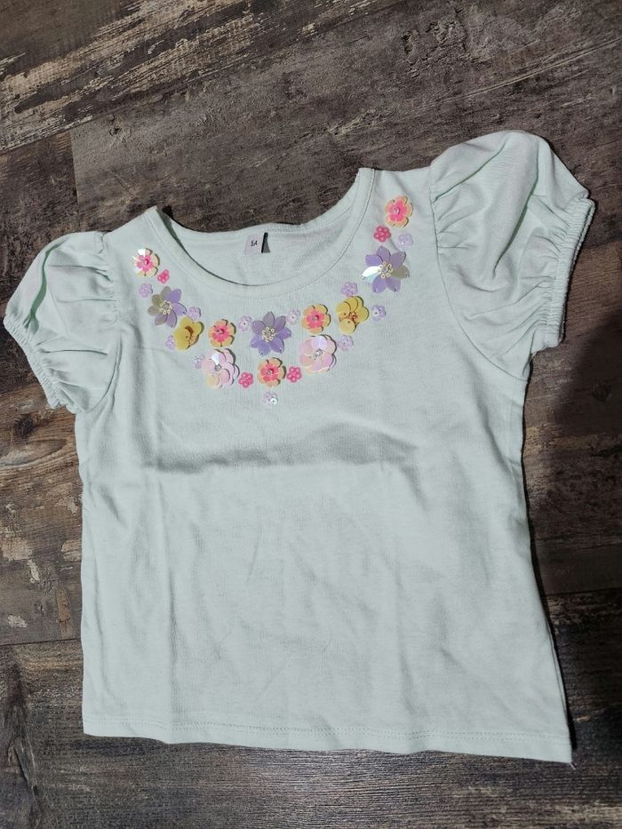 Tee shirt avec petite fleurs