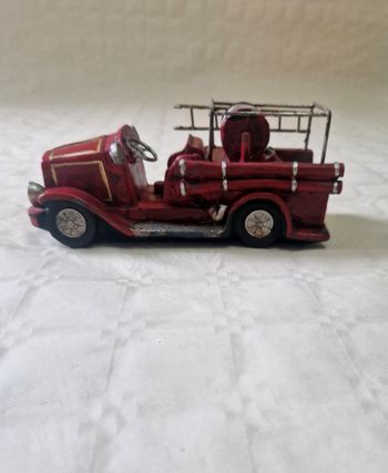 Décoration  / figurine  , ancien camion de pompiers