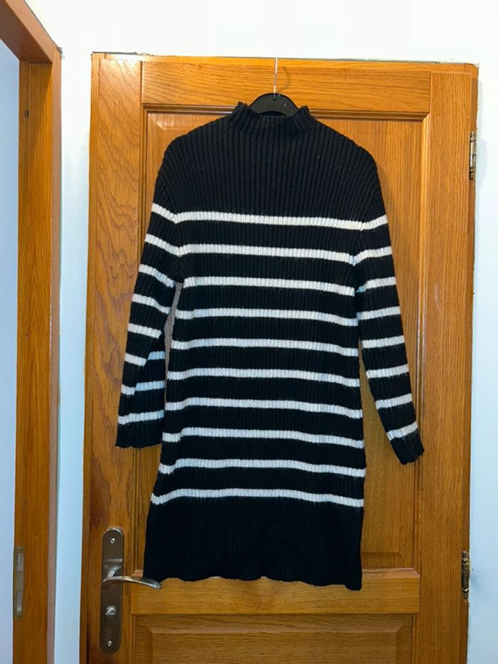 Robe pull noire à ligne