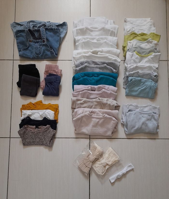Vêtements fille 1 mois
2 robes : 4€ pièce
3 pantalons / 1 pantacourt : 2€ pièce
4 t shirts manches longues : 1.5€ pièce
9 pyjamas : 3€ pièce
9 bodies : 6 à 0.50€ pièce et 3 à 3.5€ pièce
2 gilets : 2€ pièce
3 bandeaux : 1€ pièce
