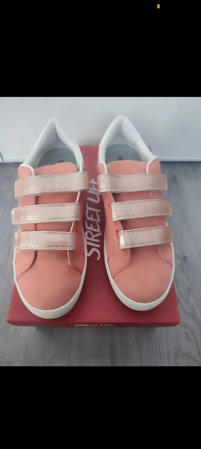 Paire de Baskets avec des scratchs pointure 39 - photo numéro 2