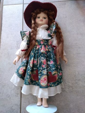 Poupée en porcelaine