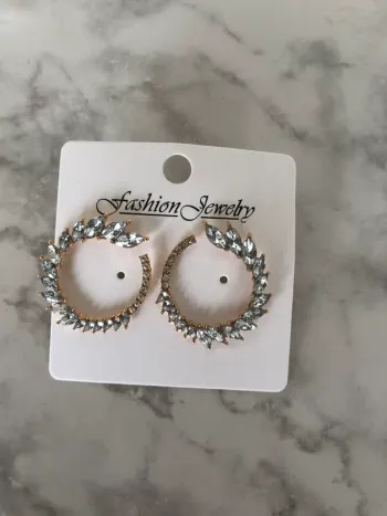 Boucles d’oreilles anneaux strass