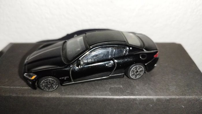 Maserati Gran Turismo 1/43 Métal noir Bburago voiture car
