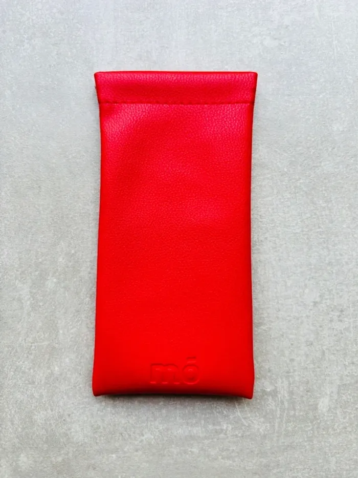 Magnifique étui à lunettes rouge MO neuf