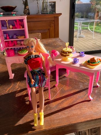 Salle à manger Barbie