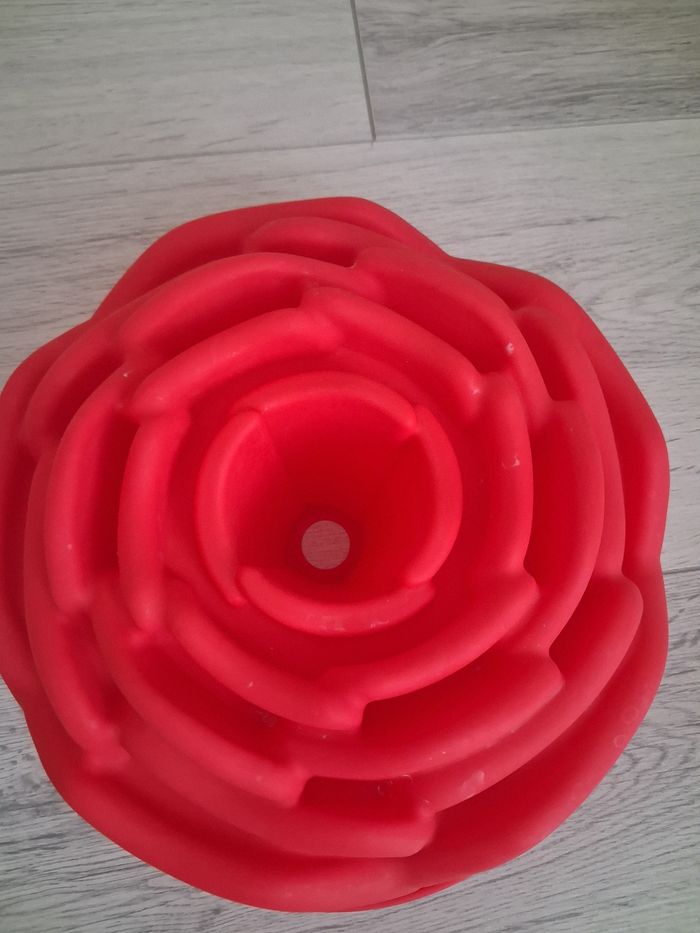 Moule en silicone rouge "Fleur" en tres bon etat - photo numéro 7