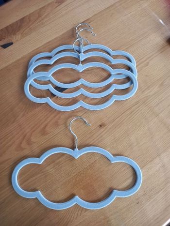 lot de 4 cintres en velours bleu neuf