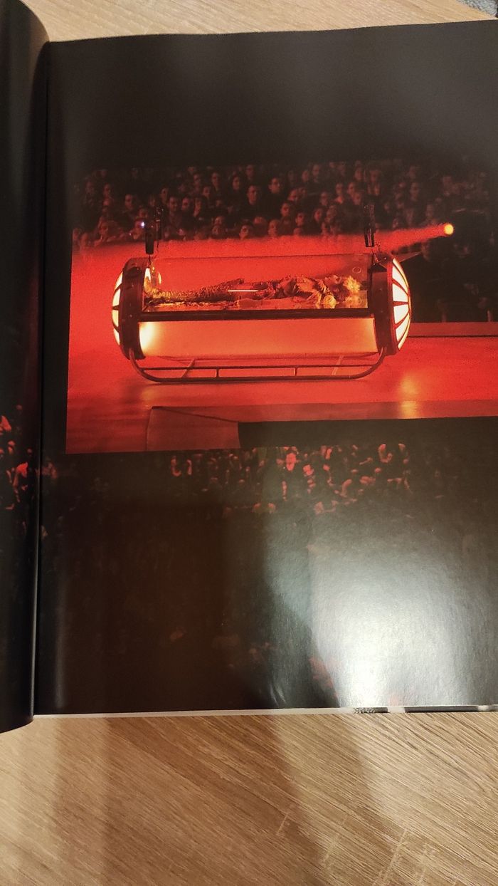 Mylène Farmer grand livre photos " avant que l'ombre à Bercy" - photo numéro 6