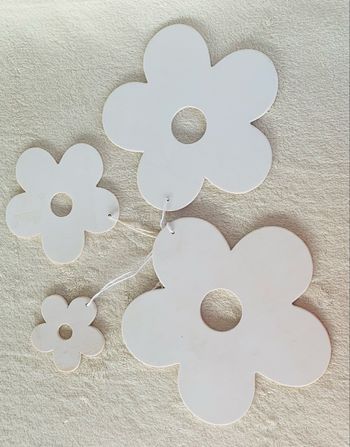 Kit 4 fleurs à suspendre, en bois