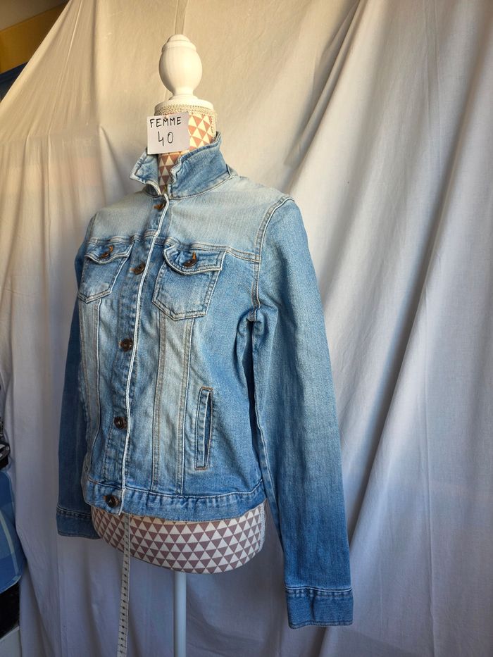 Veste en jean, bleu clair, en excellent état,2 poches poitrine, 2 poches latérales, largeur d'épaule 35cm, largeur sous bras 48cm, longueur 52cm, marque Kiabi =5€ - photo numéro 2