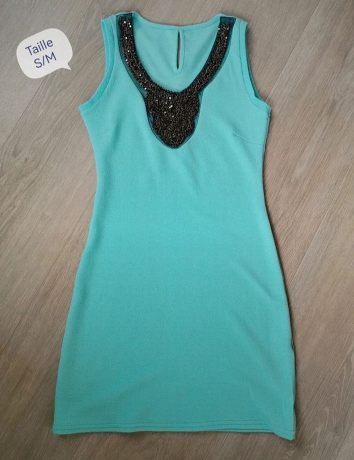 Robe sans manches, décolleté fantaisie - photo numéro 2