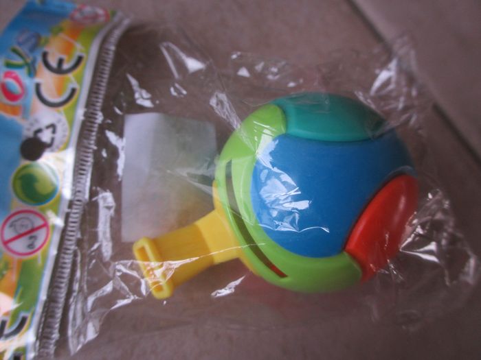 Lot de petits jouets : sifflet, toupies et Super Wings - photo numéro 3