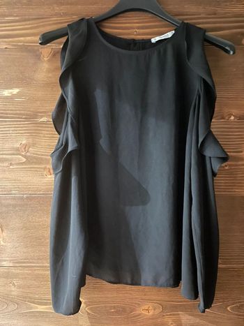 Blouse noire épaule dénudée