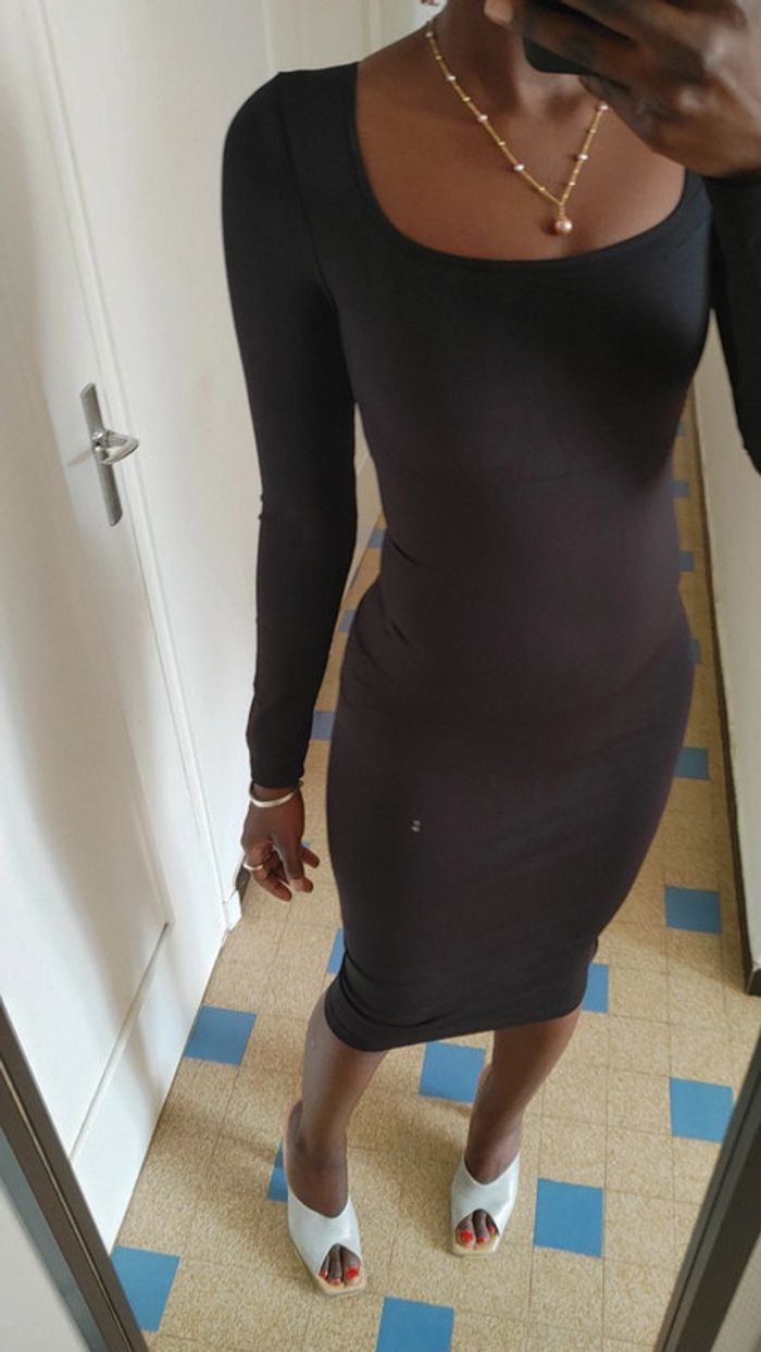 Petite robe noire gainante - photo numéro 3