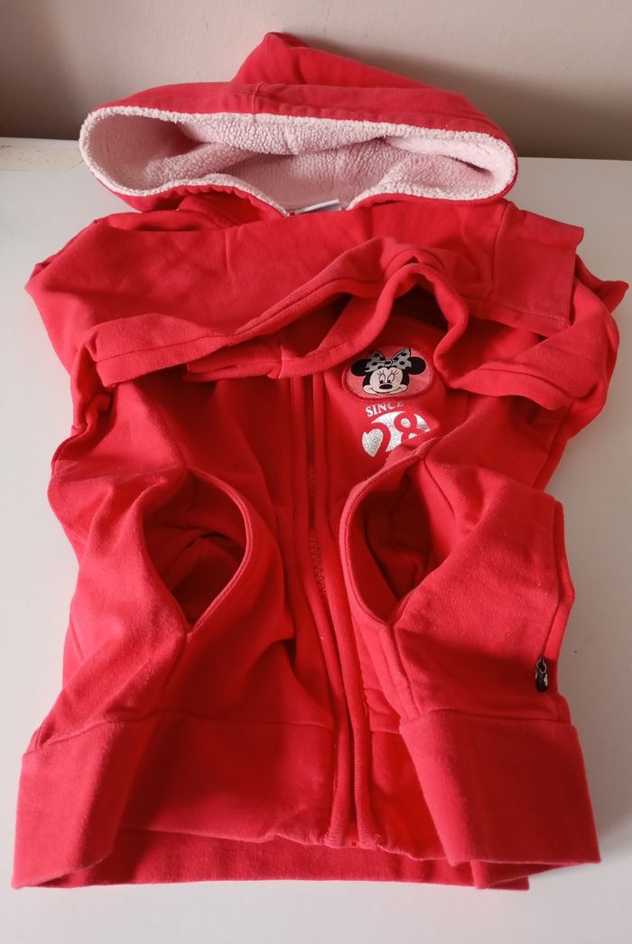Sweat zippé avec capuche. 5/6 ans . 110/116 cm .Rouge .Noir gris ,rose, paillettes. Coton.  2 poches . Fermeture éclair métal.Disney Minnie Mouse.Très bon état. - photo numéro 5