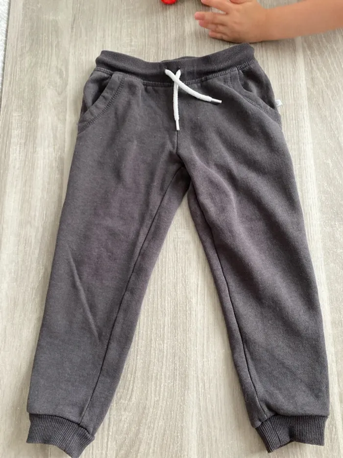 Pantalon de jogging / survêtement / sport / survet 3/4 ans