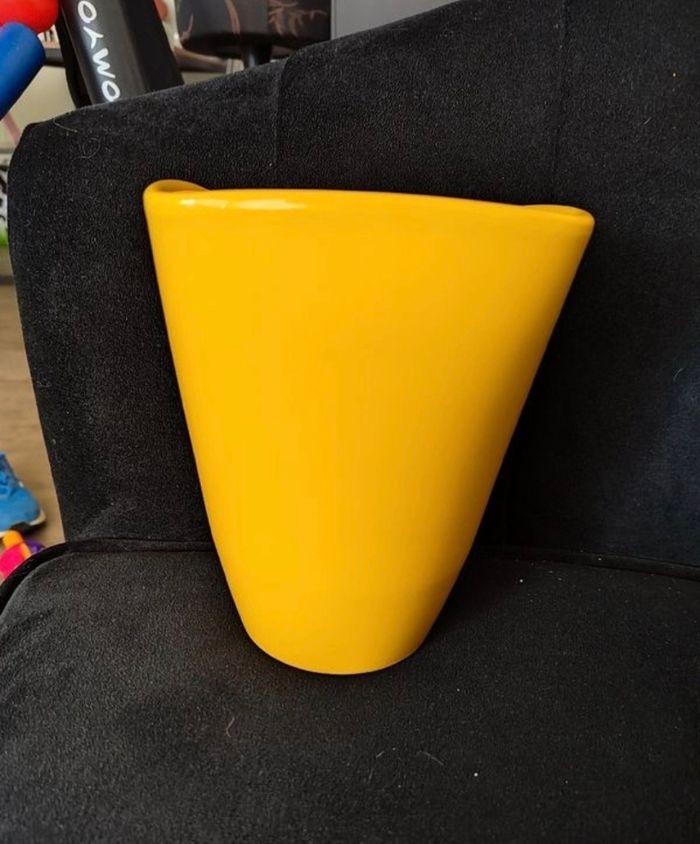 Cache pot jaune