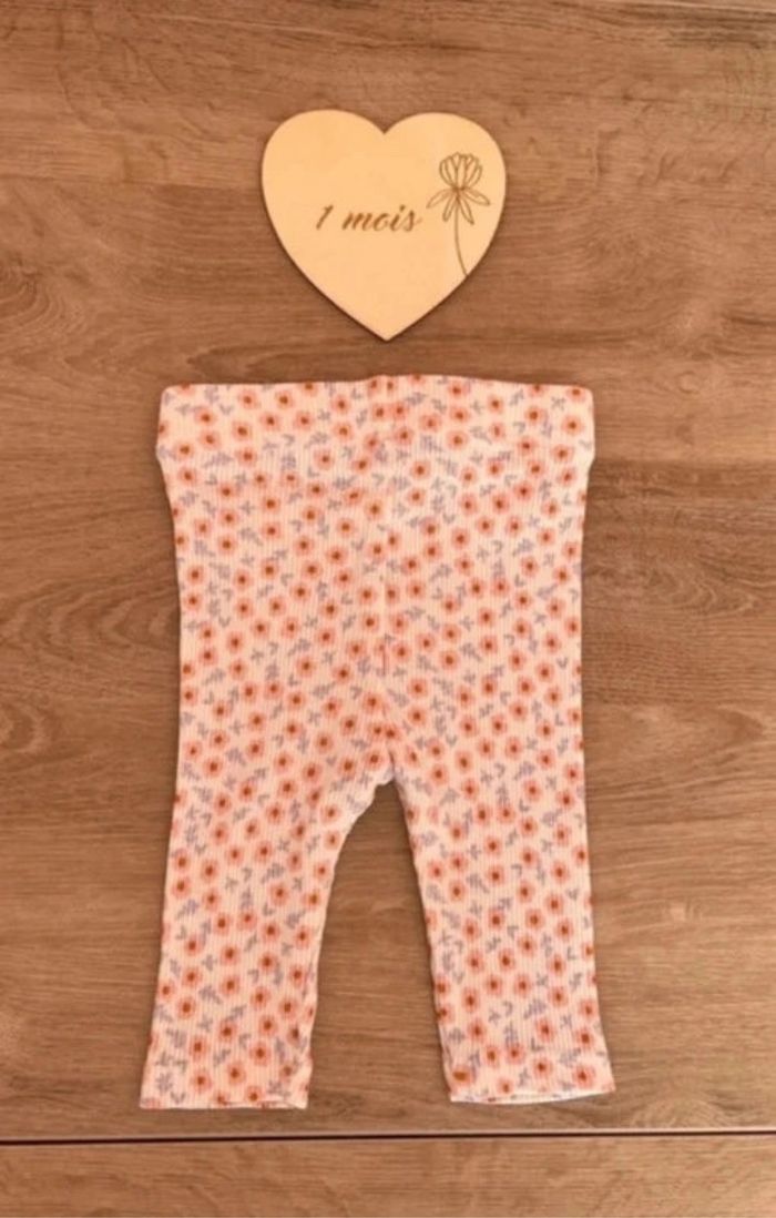 Lot de 3 leggings bébé fille – 1 mois – Kiabi – Côtelé fleuri – Neufs - photo numéro 7