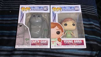 Pop earth giant et young Anna Frozen 2