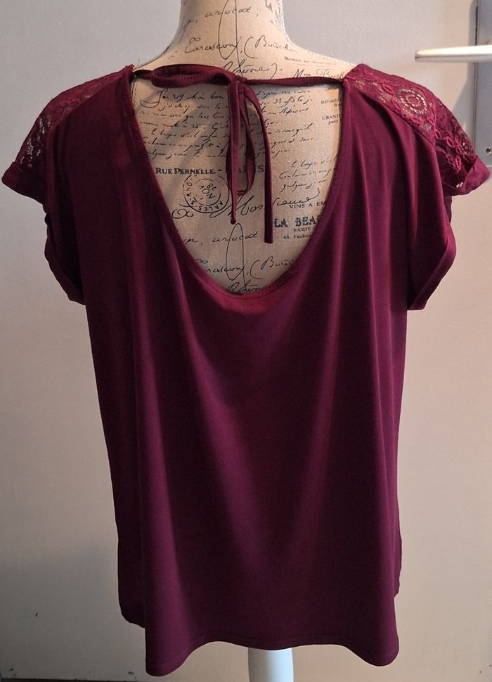 Tee-shirt bordeaux avec épaules en dentelle - photo numéro 3
