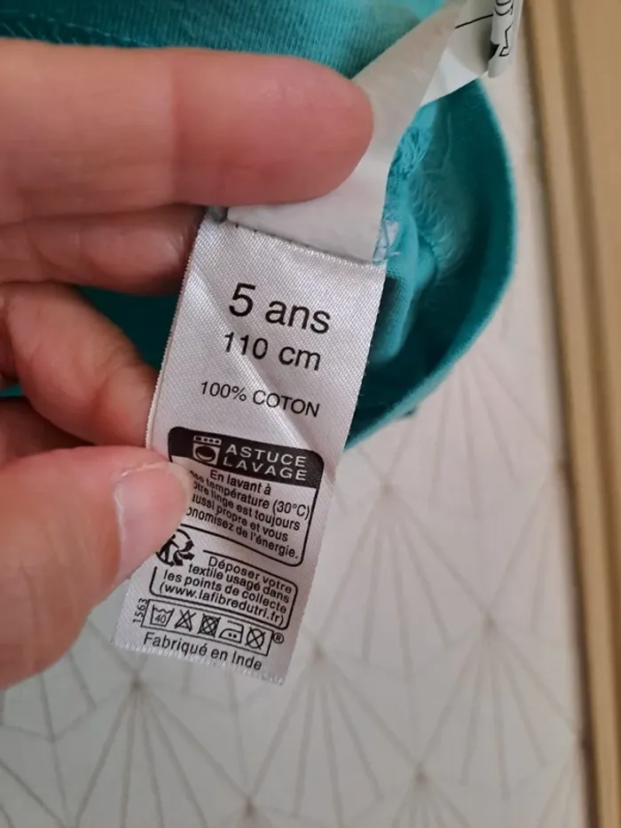 T-shirt garçon 5 ans ML U essentiel turquoise comme neuf - photo numéro 3