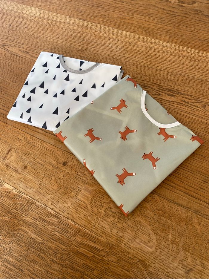 Bavoirs manches longues avec poche (2pcs)