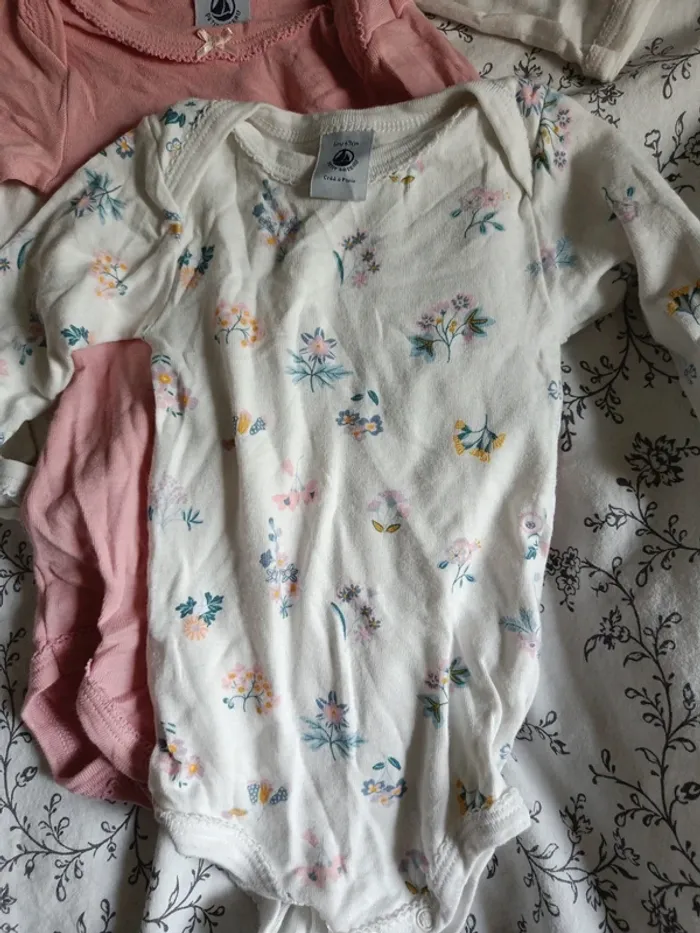 Lot de 3 bodies Petit Bateau roses fleurs 67cm - photo numéro 2