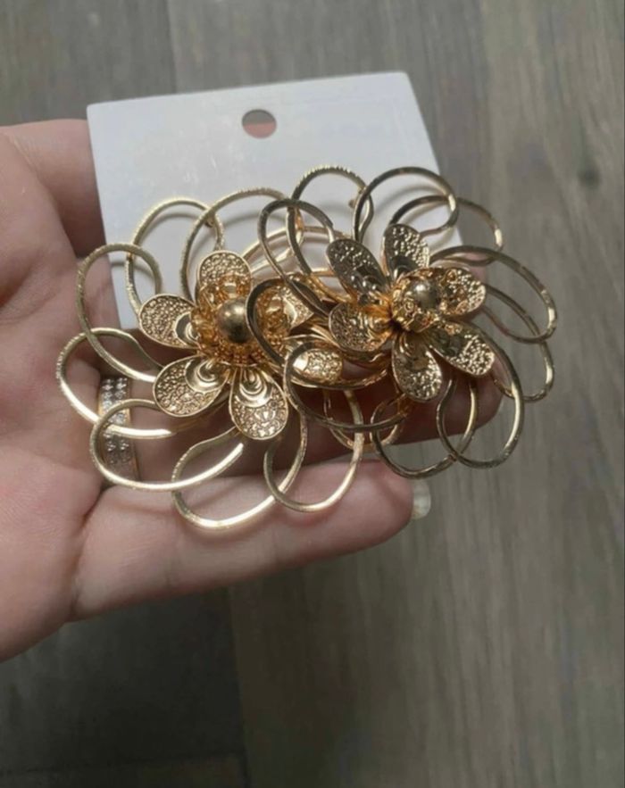 Boucles d’oreilles NEUVES avec étiquette femme forme fleurs couleur doré - photo numéro 4
